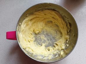 黄油室温软化后加入糖粉，打发至顺滑蓬松的状态