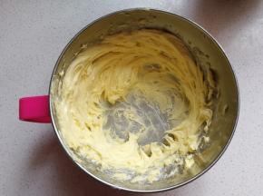 黄油室温软化后加入糖粉，打发至顺滑蓬松的状态
