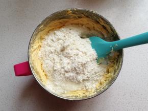 再倒入混合面粉，用刮刀翻拌