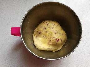 把面粉翻拌成团即可，不要过分搅拌