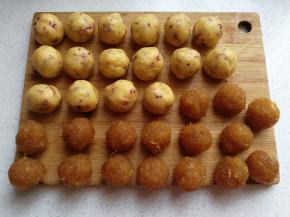 然后把面团和凤梨馅按1:1的比例，分别搓成小团团，我的每个小团分量都是15克左右