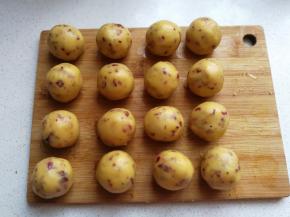 依次包完所有的凤梨面团