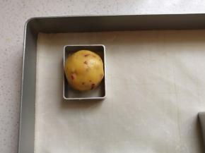 然后取一个面团放入凤梨酥模具中，用手先稍微压扁（烤盘先提前垫好油纸或油布）