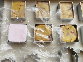 再继续换其它模具，用同样的方法做完所有的凤梨酥面团
