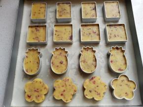 所有凤梨酥面团做完后，放入预热好的烤箱中层上下火150度，烤约25分钟左右