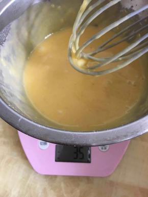 小米蛋糕粉跟泡打粉混合好，过筛！然后放进过筛好的小米蛋糕粉用蛋抽搅拌均匀，用蛋抽不怕起筋！