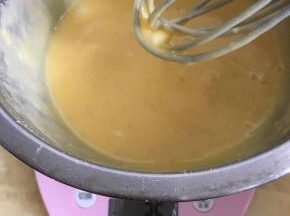 小米蛋糕粉跟泡打粉混合好，过筛！然后放进过筛好的小米蛋糕粉用蛋抽搅拌均匀，用蛋抽不怕起筋！