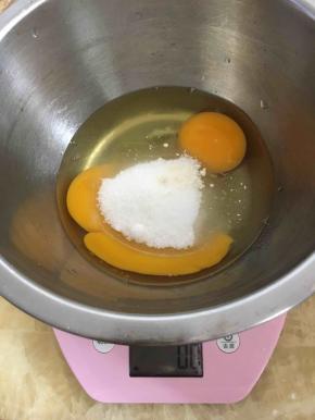 泡打粉4克，细砂糖40克！
鸡蛋打进无水无油的盆里，放进玉米油搅拌之乳化，再放进细砂糖搅拌均匀！