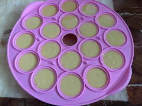 烤箱预热170度10分钟，然后将面糊倒进裱花袋，裱花袋剪小口，挤进棒棒糖模具里，约8分满即可，震一下盖上盖子！放进烤箱165度25分钟！