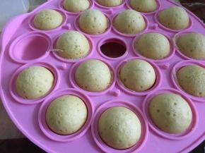 晾凉后插上棒棒糖棍子，可以用包装袋装着逗娃咯