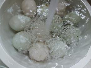 先把鸡蛋、鸭蛋放大盘子里，加适量的清水泡5分钟，这样待会很容易就把蛋表面的脏东西就洗干净