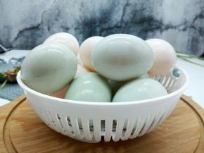 拿一个海绵擦，把泡好的蛋一个个擦洗干净，擦时要轻轻地，不要还没有进锅就碎了