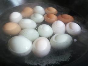 锅里加鸡蛋、鸭蛋、加清水、清水的量要没过蛋，开大火煮开，把蛋煮熟就可以关火