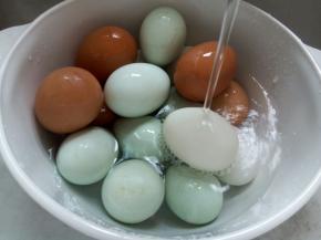 煮熟的蛋捞出立马用凉水冲，这样做好的茶叶蛋，剥壳好剥