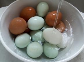 煮熟的蛋捞出立马用凉水冲，这样做好的茶叶蛋，剥壳好剥