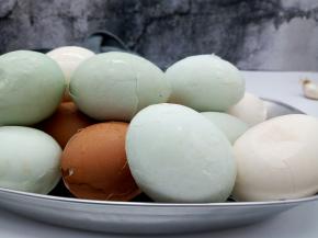 待蛋凉一下一个个给敲碎，煮的时候卤水容易渗透，茶叶蛋也就更加香