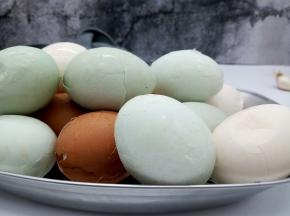 待蛋凉一下一个个给敲碎，煮的时候卤水容易渗透，茶叶蛋也就更加香