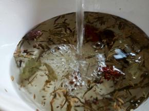 煮蛋的同时，来煮一下香料，先将香料放清水洗一下，洗去表面的灰尘，用漏勺盛出来，放锅里加入适量的清水煮开，再改小火慢慢煮个3分钟，把香味煮出，大家也知道市场在卖的香料，都是露天摆在那里的，天天车来车往好多的灰尘