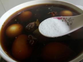 加鸡蛋，鸭蛋，再加一点盐调味