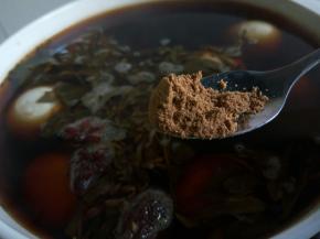 喜欢十三香的可以再加一点，尝尝味道，咸味差不多就可以了，随着水份的挥发，待会越煮越咸所以我们盐要少放，喜欢颜色深的也可以加点老抽、把敲碎壳的蛋放锅里一起煮，开大火煮开，再改中小火煮1小时