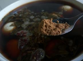 喜欢十三香的可以再加一点，尝尝味道，咸味差不多就可以了，随着水份的挥发，待会越煮越咸所以我们盐要少放，喜欢颜色深的也可以加点老抽、把敲碎壳的蛋放锅里一起煮，开大火煮开，再改中小火煮1小时