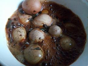 看看煮到这样就差不多了，完全入味了、喜欢再入味的可以在卤水里泡一下再吃