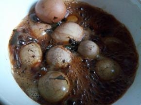 看看煮到这样就差不多了，完全入味了、喜欢再入味的可以在卤水里泡一下再吃