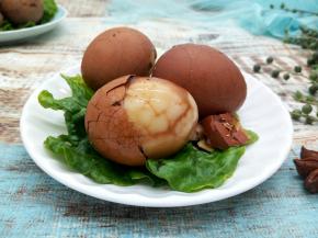 茶叶的清香与香料的浓香混然一体、芳香可口、这样做的茶叶蛋又香又入味、太香了！一出锅就吃了2个，味道都煮进去了。