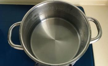 锅里倒入适量清水大火煮开