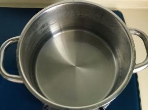 锅里倒入适量清水大火煮开