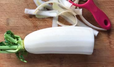 萝卜去皮切掉根部