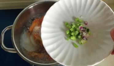 最后加入葱花增香