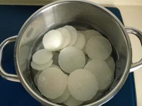 水位以没过萝卜为准
