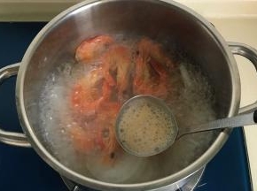撇去浮沫，汤汁才会清澈