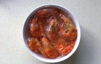 干虾泡于热水中