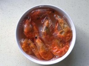 干虾泡于热水中