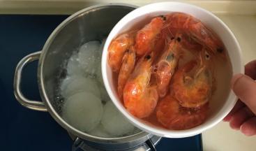 把泡好的干虾连同汤一起倒入锅中