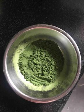 低粉，玉米粉，小麦草粉一起过筛放在较大一点的盘子里