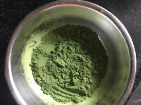 低粉，玉米粉，小麦草粉一起过筛放在较大一点的盘子里