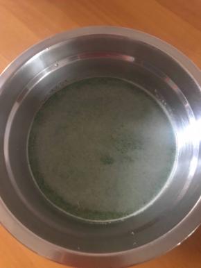 牛奶倒入粉里，攪拌过筛，静止半小時