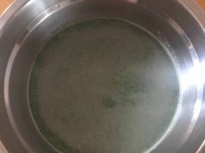 牛奶倒入粉里，攪拌过筛，静止半小時