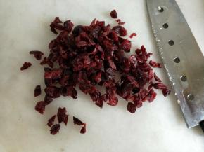 蔓越莓干切碎。