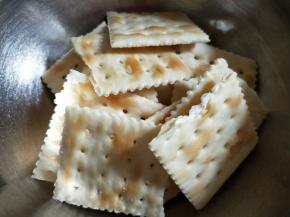 苏打饼干一分为二。