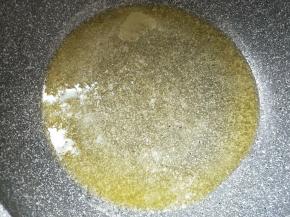 黄油小火加热至完全融化。