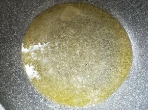 黄油小火加热至完全融化。