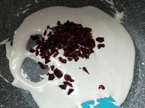 加入蔓越莓干搅拌均匀。