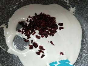 加入蔓越莓干搅拌均匀。