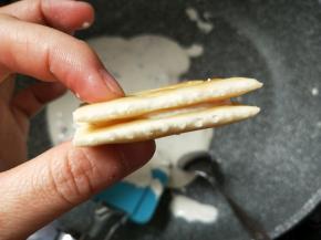 盖上另一片苏打饼干即可。