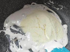 加入奶粉混合均匀后关火。