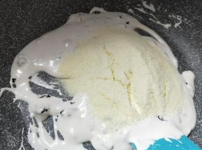 加入奶粉混合均匀后关火。